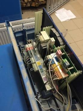 Демонтируем крышку системы управления котлом